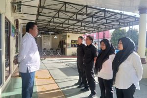 Sekretaris Pengadilan Agama Sidikalang memberikan arahan dalam Morning Briefing Petugas Keamanan dan Kebersihan